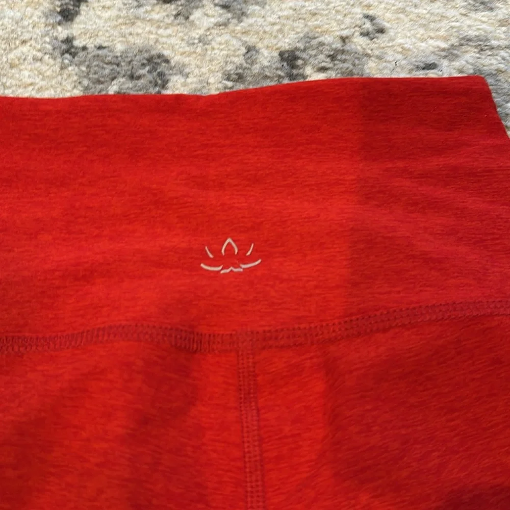 NWOT BEYOND YOGA RED MIDI LEGGINGS. SMALL - Picture 4 of 4